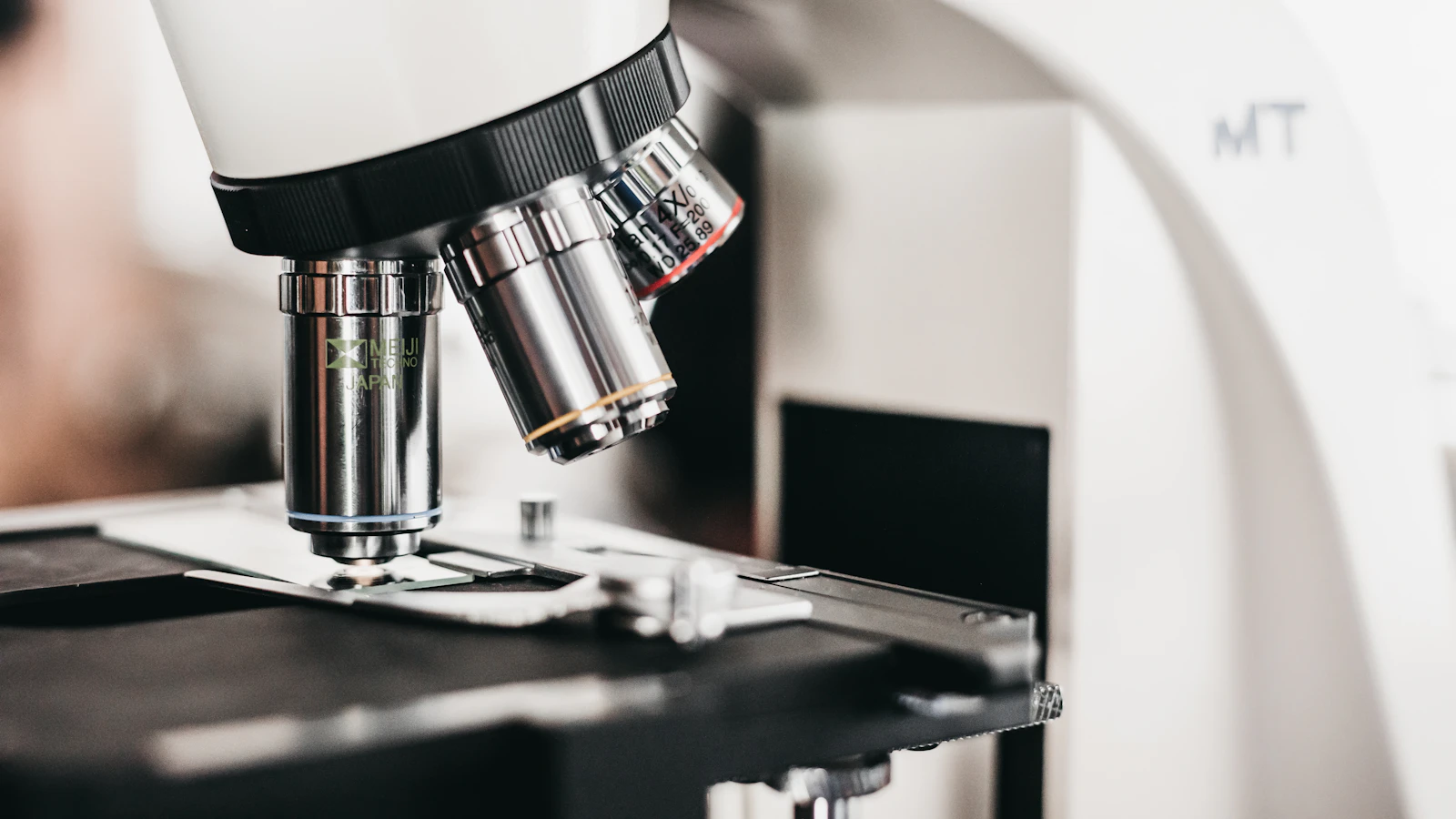 Microscoop met een preparaat op de objecttafel in een laboratorium.