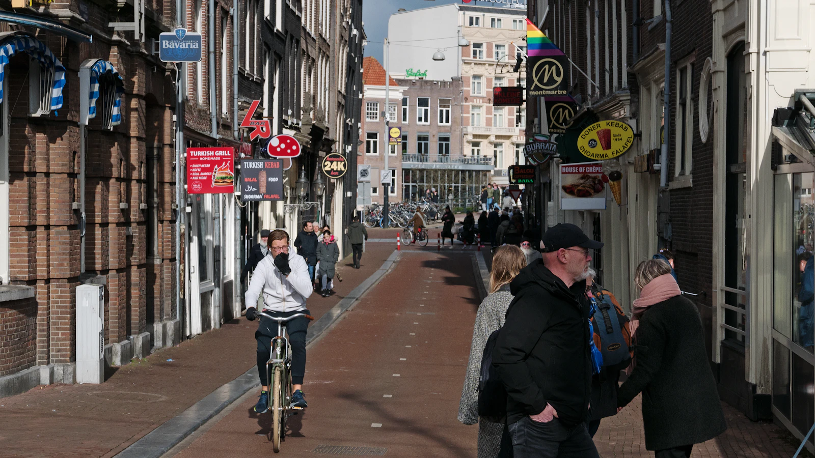 Fietser op een drukke straat in de stad op een gewone doordeweekse dag.