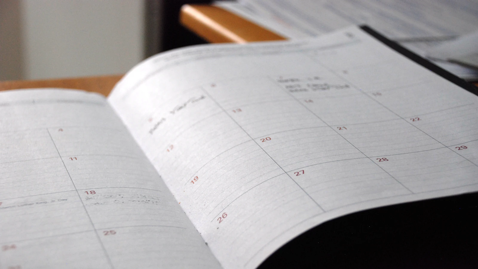 Open weekplanner op een bureau om testdagen te tellen.