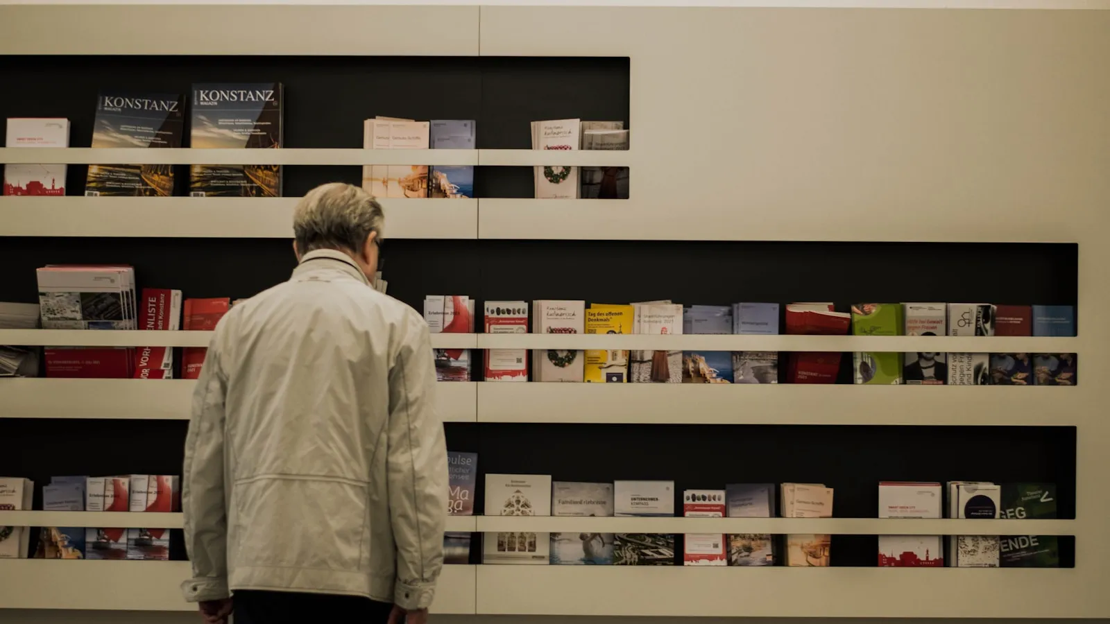 Man bekijkt de schappen met geneesmiddelen in een apotheek.